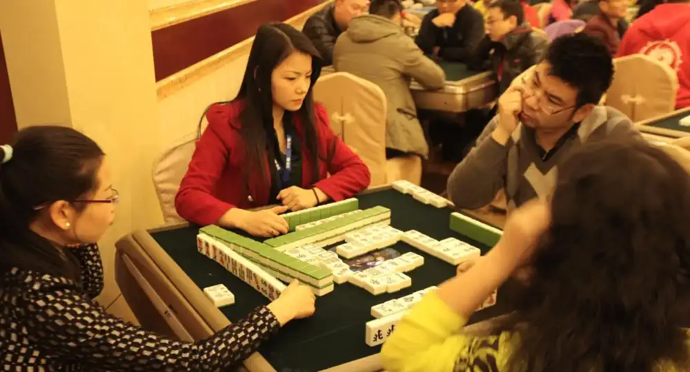 Personnes jouant au mahjong classique